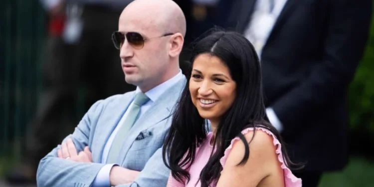 Destituyen a dos altos mandos del FBI en Washington tras archivar una denuncia de la esposa de Stephen Miller