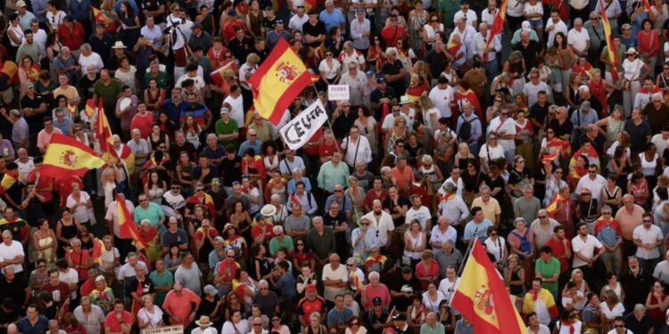 Miles de personas salen a las calles de toda España en apoyo a Ceuta por la crisis migratoria y contra el gobierno
