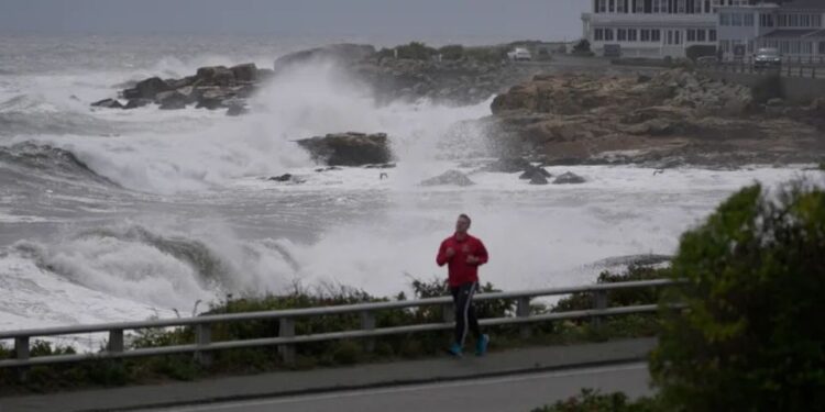 Mortal tormenta del noreste golpea la costa este de EE. UU. con severas inundaciones y vientos destructivos
