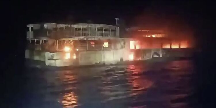 Se incendia un ferry en Filipinas: Hay 5 muertos y 87 desaparecidos
