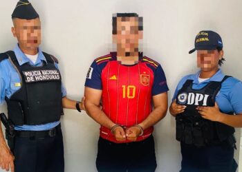 Detienen a motociclista por portar una licencia de conducir falsa en La Ceiba, Atlántida