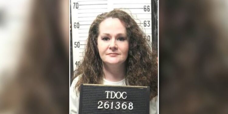 Christa Pike sobrevive a dos dosis de inyección letal y es trasladada de emergencia a un hospital en Tennessee