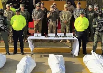 De la Espriella celebra los resultados de una operación militar exponiendo cuatro cadáveres en el suelo