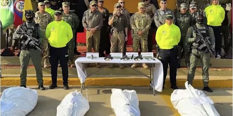 De la Espriella celebra los resultados de una operación militar exponiendo cuatro cadáveres en el suelo
