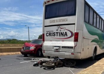 Colisión de tres vehículos bloquea el paso sobre el puente del río Humuya entre Santa Rita y Santa Cruz de Yojoa