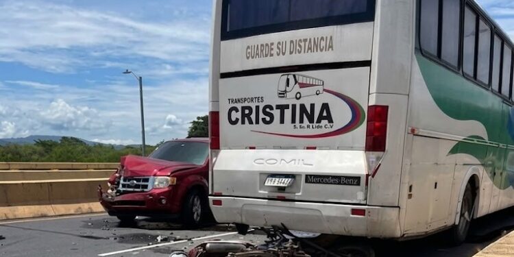 Colisión de tres vehículos bloquea el paso sobre el puente del río Humuya entre Santa Rita y Santa Cruz de Yojoa