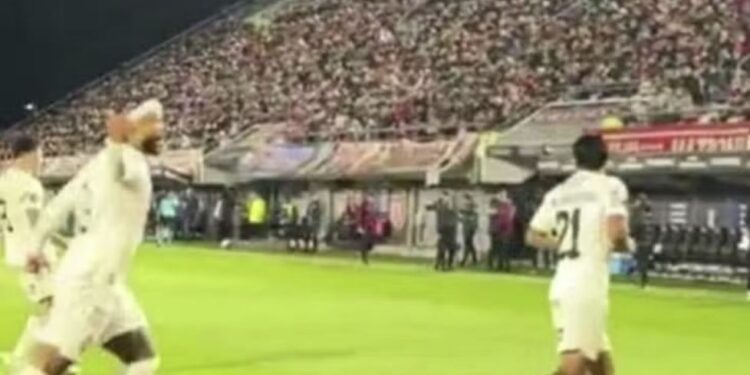 Estudiantes de La Plata denunció a Memphis Depay: el video de los gestos de la estrella del Corinthians a la tribuna