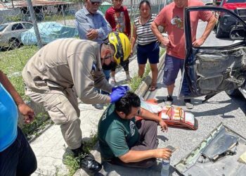 Choque entre motocicleta y turismo deja dos heridos en el barrio Dolores de Santa Rosa de Copán