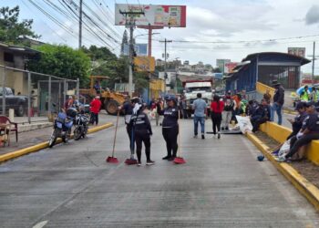 Trabajo impecable en el bulevar Suyapa: Cuadrillas de la AMDC dejan las vías limpias tras concluir los desfiles patrios