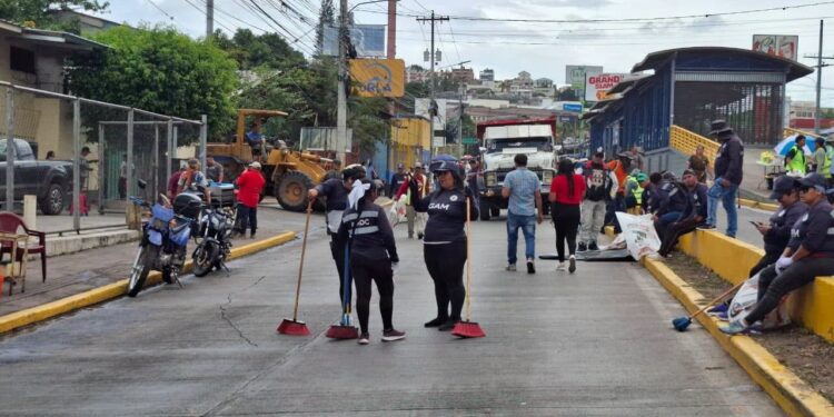 Trabajo impecable en el bulevar Suyapa: Cuadrillas de la AMDC dejan las vías limpias tras concluir los desfiles patrios