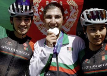 Entrenaba disfrazada de hombre, escapó de Afganistán y hoy es medallista de plata: la historia de Fariba Hashimi