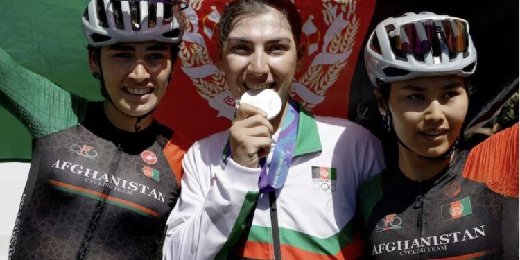 Entrenaba disfrazada de hombre, escapó de Afganistán y hoy es medallista de plata: la historia de Fariba Hashimi