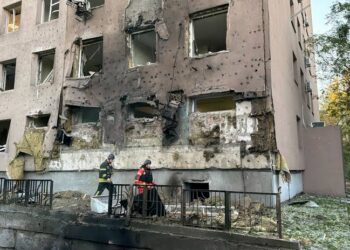 Cuatro muertos al impactar un dron ruso junto a un edificio de oficinas en Kiev