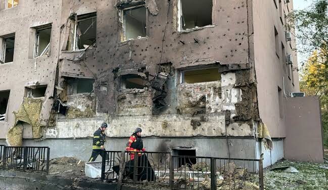 Cuatro muertos al impactar un dron ruso junto a un edificio de oficinas en Kiev