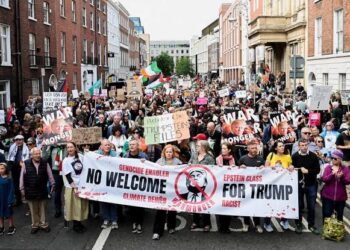 Más de 10,000 personas recorren las calles de Dublín en protesta por la visita de Trump