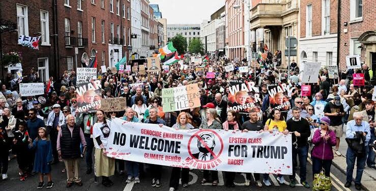 Más de 10,000 personas recorren las calles de Dublín en protesta por la visita de Trump