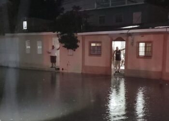 Ya se reportan las primeras inundaciones en la capital… Vecinos de Residencial La Cañada están con el agua a los tobillos