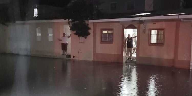 Ya se reportan las primeras inundaciones en la capital… Vecinos de Residencial La Cañada están con el agua a los tobillos