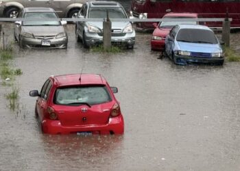 Fuerte lluvia provoca inundaciones y deja viviendas y vehículos afectados en la residencial La Cañada