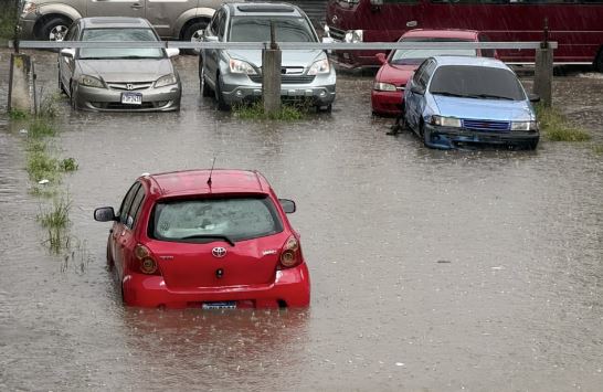 Fuerte lluvia provoca inundaciones y deja viviendas y vehículos afectados en la residencial La Cañada
