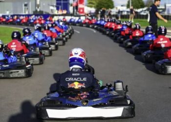 Max Verstappen arrancó de último en una carrera de kart contra 100 corredores y les pasó a todos en 35 minutos