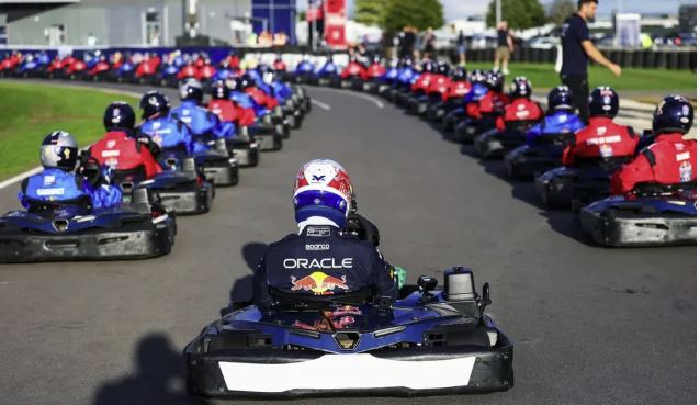 Max Verstappen arrancó de último en una carrera de kart contra 100 corredores y les pasó a todos en 35 minutos