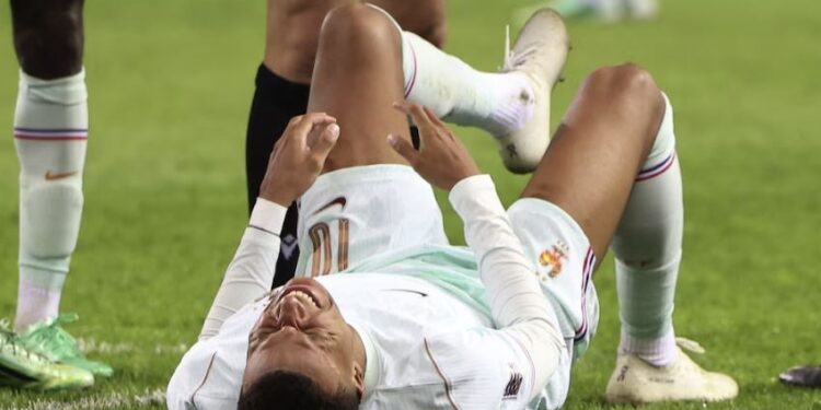 Mbappé se marcha lesionado tras marcar con Francia y hace saltar las alarmas en el Real Madrid