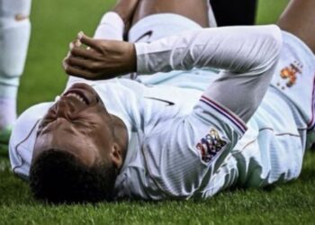 Mbappé tiene una hiperextensión en la rodilla izquierda y estaría fuera unas dos semanas