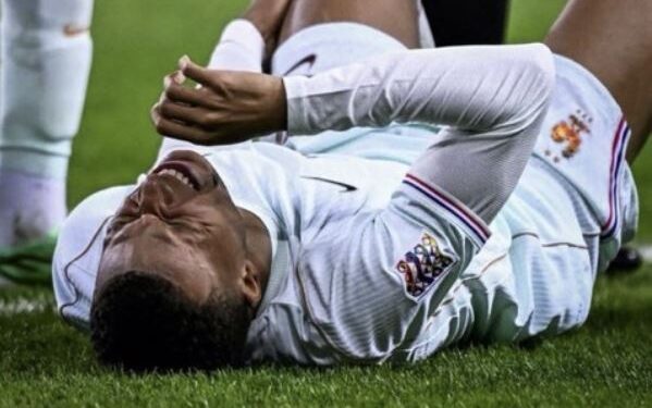 Mbappé tiene una hiperextensión en la rodilla izquierda y estaría fuera unas dos semanas