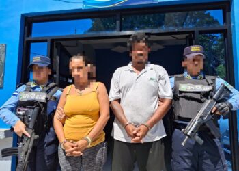 Capturan a hondureña y mexicano que cobraban $12 mil por trasladar migrantes con documentación falsa