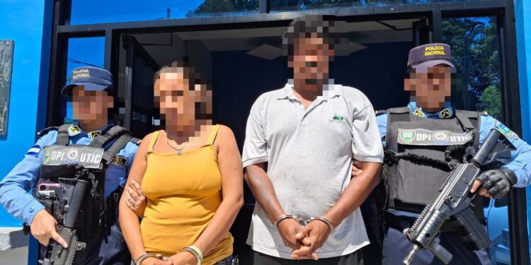 Capturan a hondureña y mexicano que cobraban $12 mil por trasladar migrantes con documentación falsa