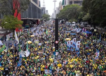 Flávio Bolsonaro reúne a miles de sus seguidores para denunciar la “dictadura” de Moraes y criticar a Lula