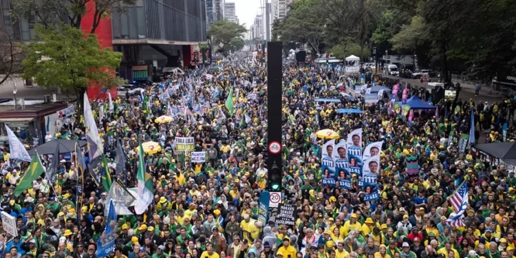 Flávio Bolsonaro reúne a miles de sus seguidores para denunciar la “dictadura” de Moraes y criticar a Lula