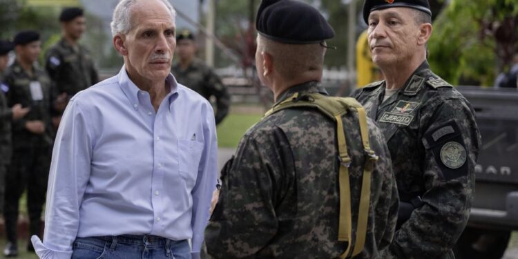 Presidente Nasry Asfura visitó el décimo batallón de infantería de las Fuerzas Armadas en La Paz