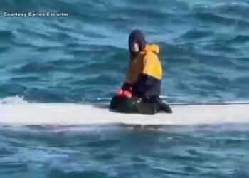 Jovencito de 15 años sobrevive varios días aferrado a su bote volcado en las frías aguas de Alaska