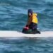 Jovencito de 15 años sobrevive varios días aferrado a su bote volcado en las frías aguas de Alaska