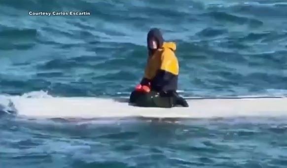 Jovencito de 15 años sobrevive varios días aferrado a su bote volcado en las frías aguas de Alaska