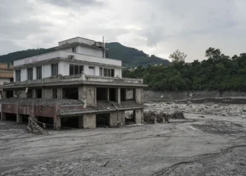 Nepal eleva a 1,295 los muertos por las riadas tras rescatar a dos hombres con vida