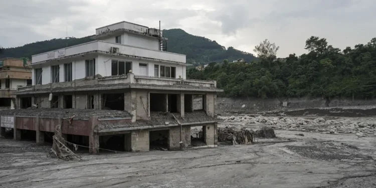 Nepal eleva a 1,295 los muertos por las riadas tras rescatar a dos hombres con vida