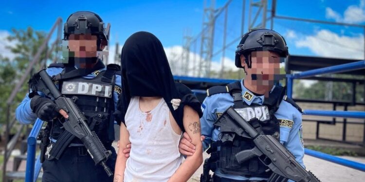 Capturan a menor de la Pandilla 18 implicado en el asesinato de un hombre durante un asalto en Tegucigalpa