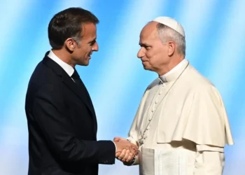 El papa pide paz en una época azotada por divisiones y conflictos durante una misa en Metz (Francia)