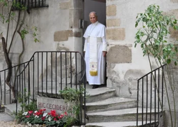 El mensaje de paz de León XIV conquista a los fieles que toman en masa el corazón de París