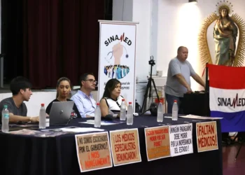 Gobierno paraguayo deniega las renuncias de centenares de médicos en plena disputa laboral