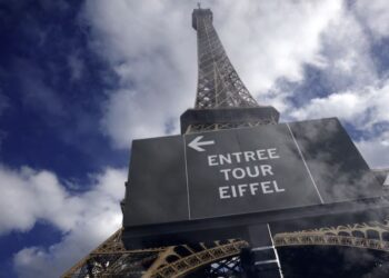 Polémica en la Torre Eiffel por la visita de una delegación hindú al monumento