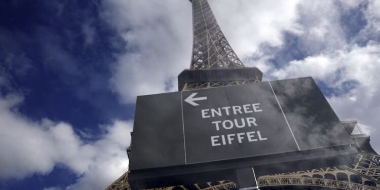Polémica en la Torre Eiffel por la visita de una delegación hindú al monumento