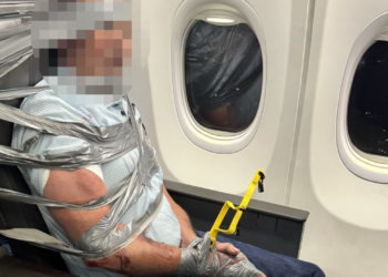Inmovilizan con cinta adhesiva a pasajero que agredió a varias personas en vuelo de American Airlines