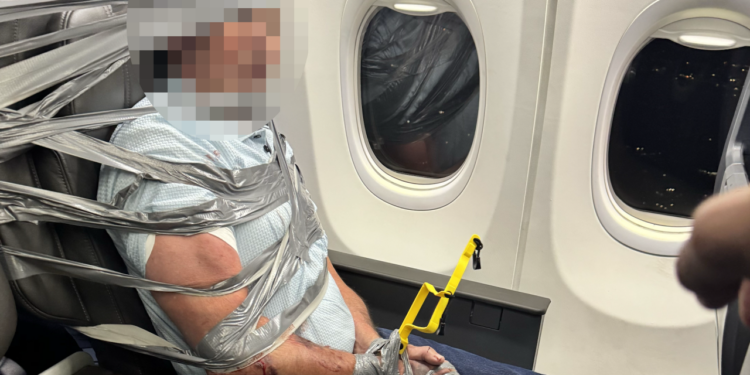 Inmovilizan con cinta adhesiva a pasajero que agredió a varias personas en vuelo de American Airlines