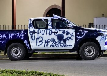 Total irrespeto a la autoridad… Vagos pintaron la patrulla policial en Opatoro, la Paz