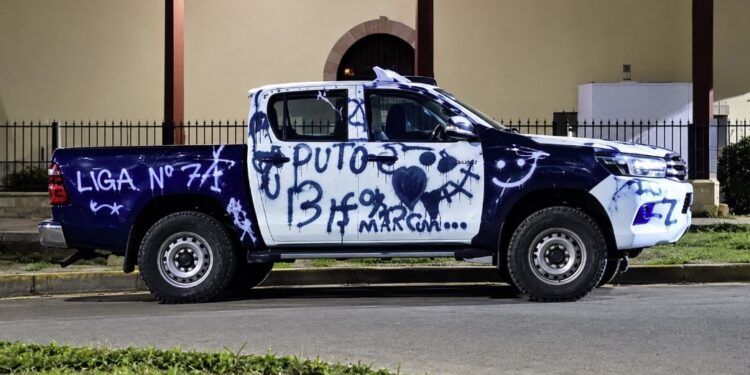 Total irrespeto a la autoridad… Vagos pintaron la patrulla policial en Opatoro, la Paz