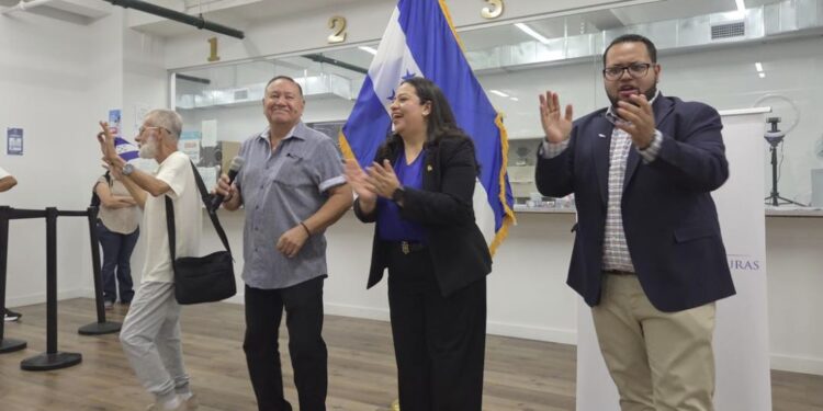 Consulado de Honduras en NY recibe al artista hondureño Pilo Tejeda en el marco de las celebraciones de independencia